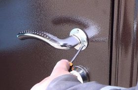 Замена дверной ручки металлической двери в Добрянке