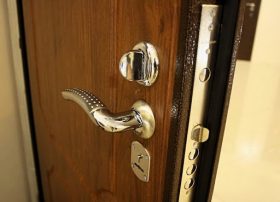 Замена входной двери в квартире в Добрянке