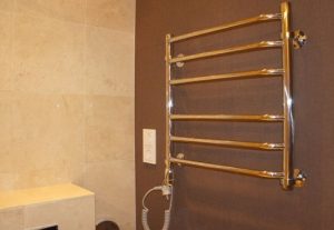 Установка электрического полотенцесушителя в ванной в Добрянке