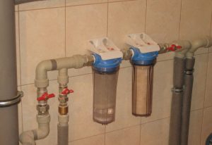 Установка проточного фильтра для воды в Добрянке