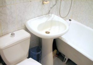 Установка раковины тюльпан в ванной в Добрянке